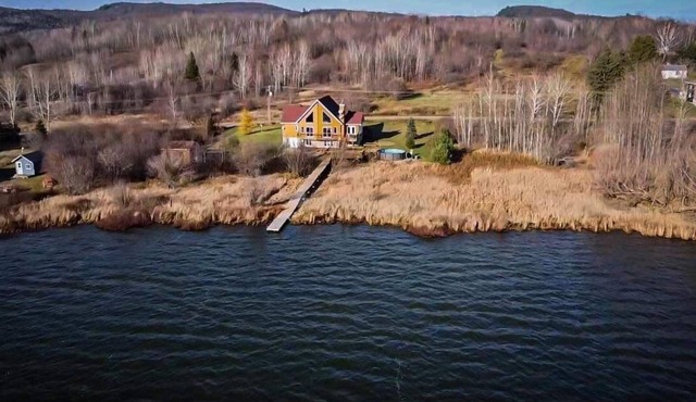 Amazing Waterfront Cottage with a panoramic astonishing view. CITQ# 282435