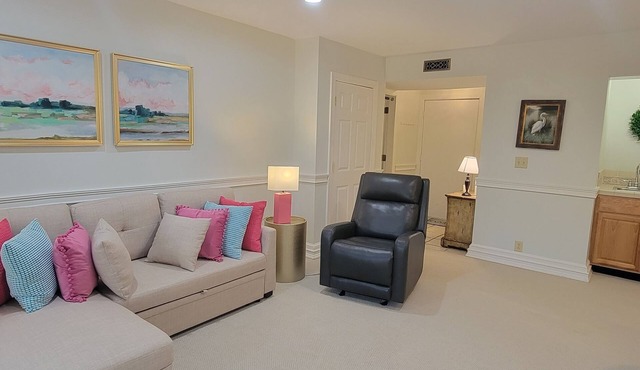 Amenity app access included, Short bike ride, walk to beach club. Pet friendly.
