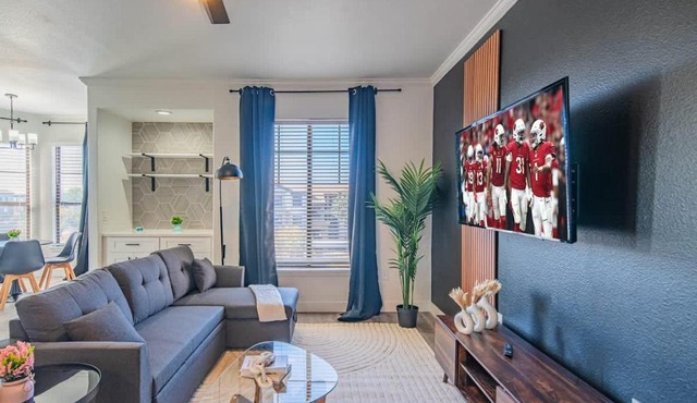 Amiable 2BD King Bed with Pool, Hot Tub, Gym, Parking