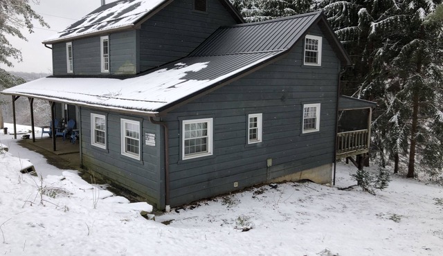 Amish country Farmhouse in quiet Holmes County with fishing