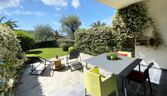 Ampio monolocale con rigoglioso giardino e box auto