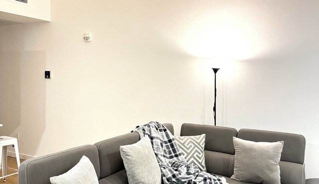 Ample 2-Bedroom with City Views Downtown