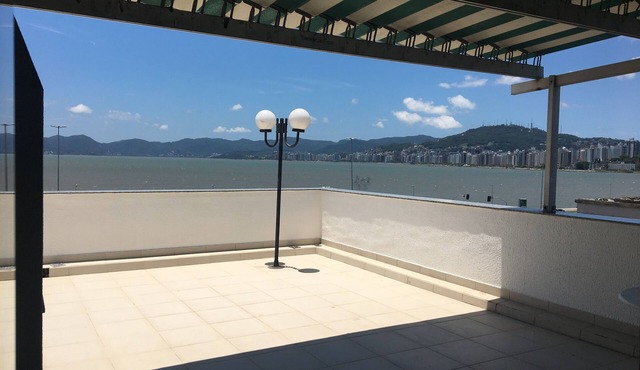 Ample penthouse overlooking the waterfront - Great location