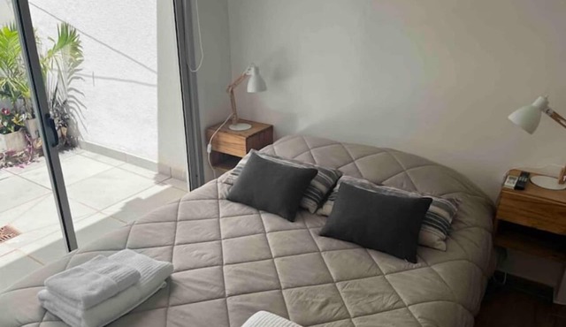 Amplio Estudio en Planta Baja con Seguridad