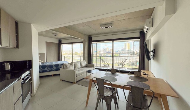 Amplio Loft con balcón sobre la Av 9 de Julio 6C