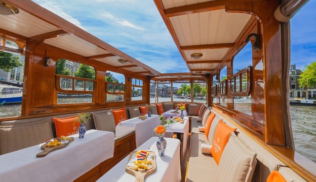 Amsterdam Classic Saloon Boat Cruise with Drinks and Cheese