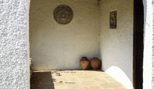 An art collector's family-friendly retreat Villa with Garden and Jacuzzi