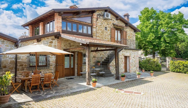 An authentic Tuscan stone house in an exellent location with amazing green views
