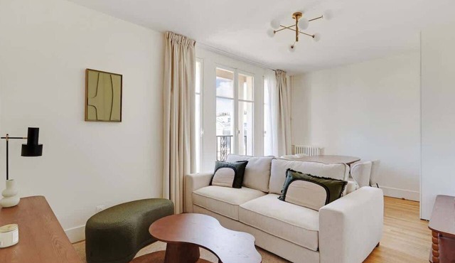 An Elegant 1-BR in St-Michel Notre-Dame