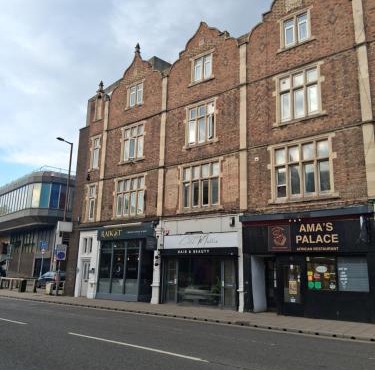 An essential studio flat located in the town centre riverside