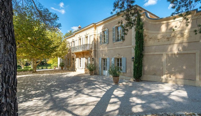 An exceptional property between Aix en Provence and the Luberon – Sleeps 12