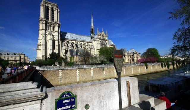 AN EXCEPTIONAL RESIDENCE WITH NOTRE-DAME & SEINE VIEW IN A HAUSSMANNIAN BUILDING