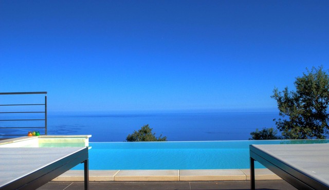 an exclusive terrace suspended between the sea and the forest