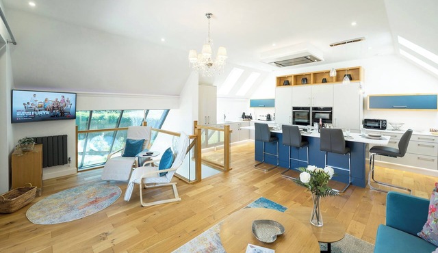 An outstanding, modern Annex with superb views- Pass the Keys