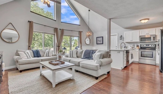 Anchors Away Getaway: Clean, sleeps 10, family fun, waterpark, fully stocked!