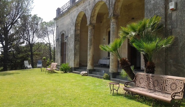 ANCIENT MANOR HOUSE SURROUNDED BY A PRIVATE PARK, BETWEEN ETNA AND THE SEA