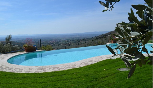 Ancient stone farmhouse with private pool, fully fenced park, pets allowed, wonderful location