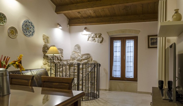 ANCIENT THIRTEENTH CENTURY HOUSE within walking distance of the Cathedral