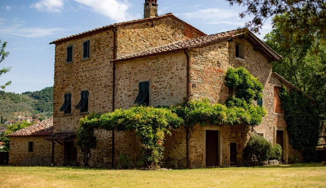 Ancient with private garden and swimming pool, characteristic and rustic style. Situated in the gree