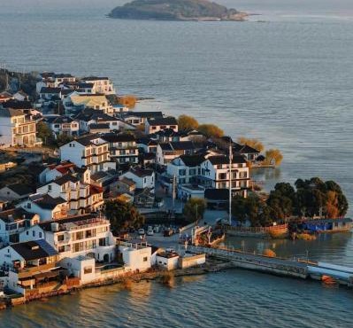 And stop at Taihu Lake Scenic Area