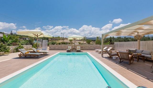 Anesis Villa, with Private Pool & BBQ, Walking distance to the beach & amenities