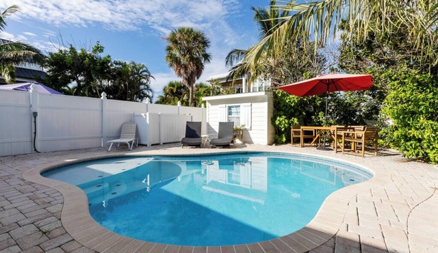 Angel Fish Cottage, Sweet 2 BR 1 B, Private Pool, Steps to Gulf and Bay