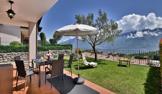 Angelica 5 by Theater Home, with fenced garden and lake view