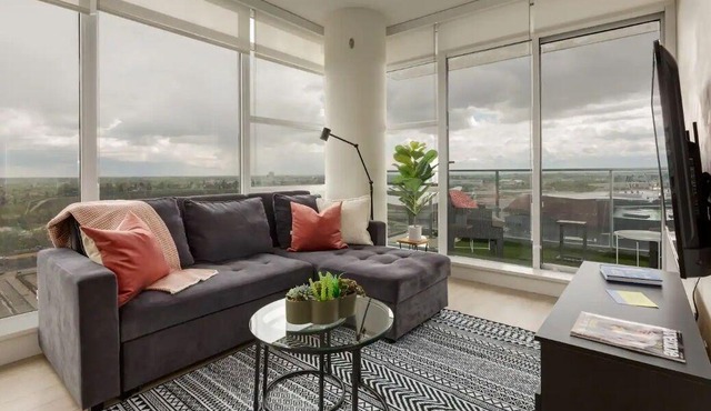 Angelite: Modern 2 bdrm downtown apartment with FREE parking, Wi-Fi, great views