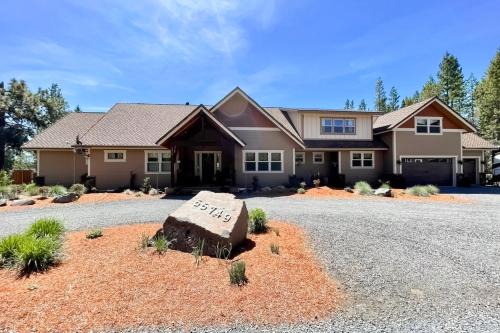 Angler's Oasis! Group-Friendly Deschutes River Gem
