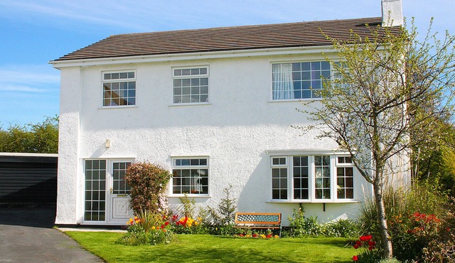 ANGLESEY WHITE HAVEN, pet friendly, with a garden in Menai Bridge
