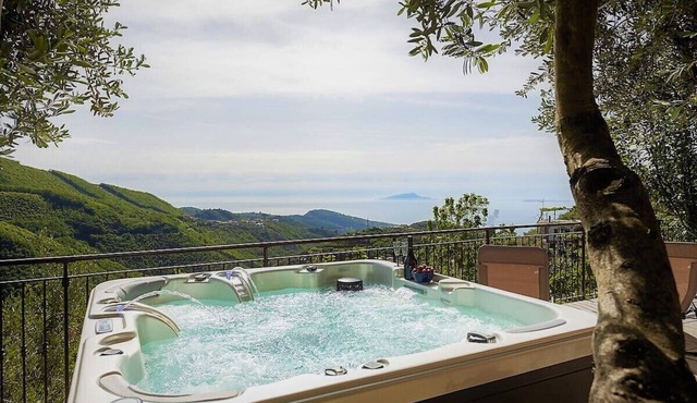 Angolo Di Paradiso, Newly refurbished apartment with hot tub and terrace near Sorrento