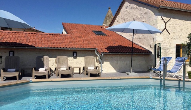 ANGULUS RIDET COTTAGES set of 3 comfortable gîtes, quiet, with swimming pool
