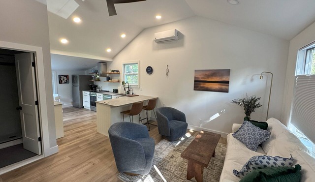 Ann Creek: Charming 2 BR fully renovated house at Greenwood Lake. Dog friendly.