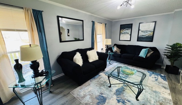 Ann’s Abode – Modern 3BR Furnished Garage Lounge Sleeps 8 comfortably