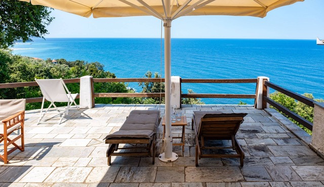 Anna’s Horizon in Damouchari Villa with private access to the sea