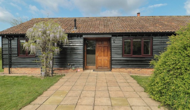 ANNEX AT BARNFIELD HOUSE, pet friendly, with open fire in Devizes