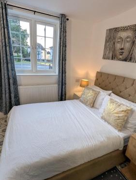 Annexe Studio private entrance, hallway and parking