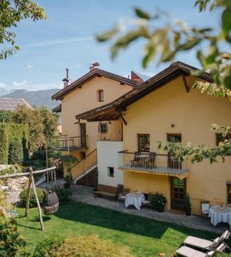 Ansitz Gurtenhof bei Meran, Apartments, Bett und bike Betrieb, eingezäunter Garten, Sauna, Eintritt ins Schwimmbad und Südtirol Pass