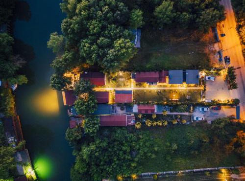 antik river house