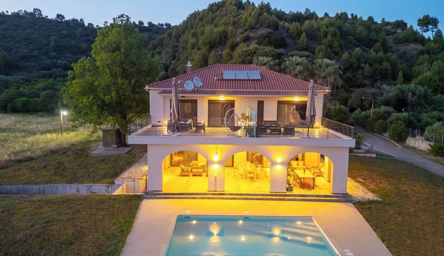 Antinea Olympian Villa East studio
