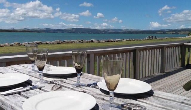 Aotea Harbour bach, stunning views of the harbour