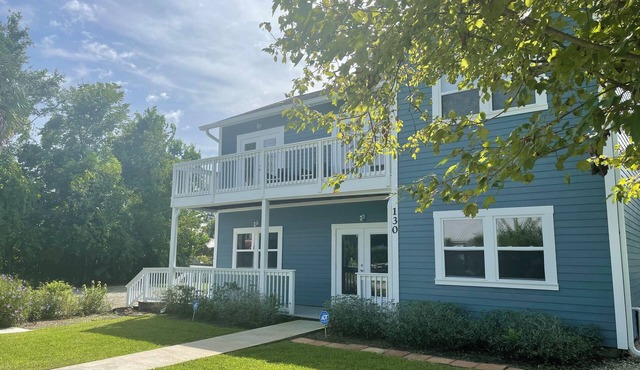 Apalach Escape- Walking Distance to Everything