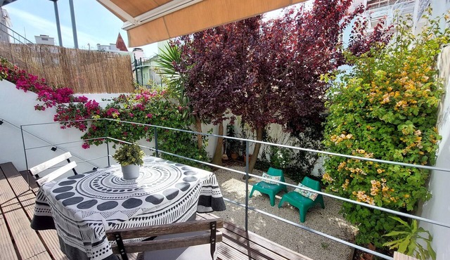 Apart. with private garden - central location/3 metro stops to historic center