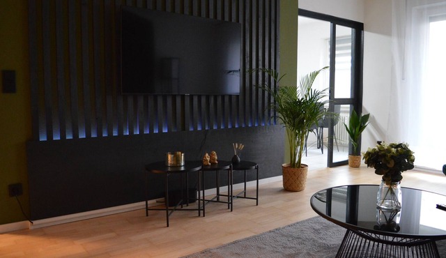 APART21 | Design Flat | balcony | Netflix