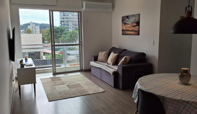 Apartamento 2 Quartos para 6 Pessoas com Garagem Ar Condicionado Escritório privativo WiFi6 800Mb em Frente ao Hospital Sadalla