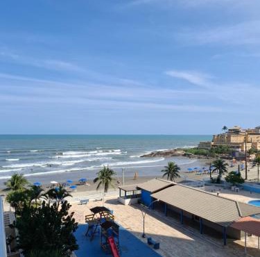 Apartamento, ampla sacada com vista para o mar!