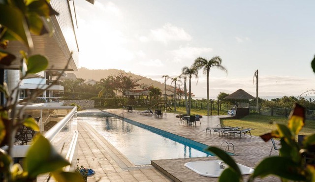 Apartamento com 4 suítes pé na areia