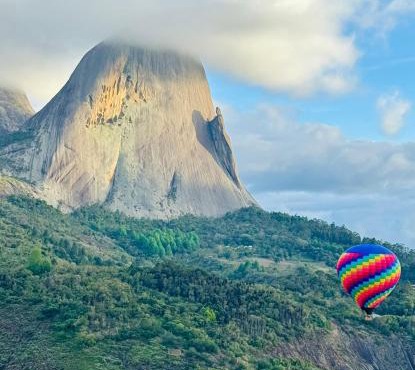 Apartamento com varanda e vista para a Pedra Azul Condomínio Vista Azul