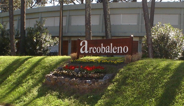 APARTAMENTO COMPLEJO ARCOBALENO PUNTA DEL ESTE CON PISCINA Y SERVICIOS
