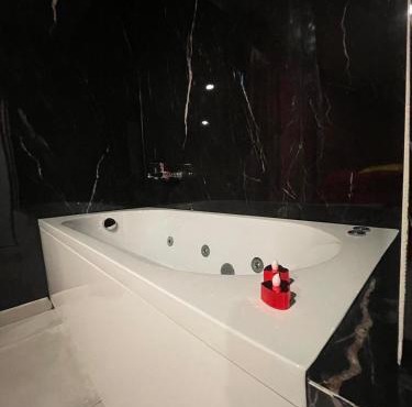 Apartamento con jardín y pequeña piscina privada para refrescarse